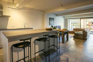 Situé entre les anciens docks comblés du Zuiderdokken et le Musée des Beaux-Arts, cet immeuble entièrement rénové et modernisé date de 2019.<br /><br />Cet appartement est extrêmement bien équipé. Pour votre confort, il dispose d’un chauffage au sol, de matériaux de haute qualité et d’un système domotique.<br /><br />La cuisine ouverte, bien équipée, comprend un îlot central. Le séjour, spacieux, s’étend jusqu’à une terrasse couverte, offrant une agréable sensation d’intérieur-extérieur.<br /><br />Une grande chambre dispose d’une salle de bains attenante avec double vasque et meubles intégrés, baignoire, douche à l’italienne et toilette.<br /><br />À l’entrée de l’appartement se trouvent un WC séparé et un grand espace de rangement avec lave-linge et sèche-linge.<br /><br />Possibilité d’acquérir une place de parking en enfilade pour 100 000 euros.<br /><br />Vivez l’atmosphère unique et profitez des nombreuses boutiques du « vrai » Zuid à Anvers. Pour une visite, contactez-nous au +32 3 283 51 51.