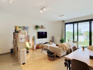 <p>Dit moderne appartement met twee slaapkamers in Tienen bevindt zich aan de groene stadsrand, vlak naast domein Viander. Het appartement is gelegen op de vierde verdieping van residentie PIT, een eigentijds gebouw uit 2016 met een moderne en strakke architectuur. Dankzij de ligging, de aangename lichtinval en het ruime zuidwestgerichte terras biedt dit appartement een comfortabele woonomgeving met een mooi uitzicht over het groen.</p><p>Via de ruime inkomhal kom je binnen in het appartement. Hier is plaats voorzien voor een vestiaire en er is een apart toilet. Vanuit de inkomhal bereik je de gezellige leefruimte, waar grote raampartijen zorgen voor een aangename natuurlijke lichtinval. De open keuken is mooi geïntegreerd in de leefruimte en beschikt over vier vitrokeramische kookplaten, een dampkap, koelkast met vriesvak, vaatwasmachine, lavabo en combi. Aansluitend is er een praktische berging met aansluiting voor een wasmachine.</p><p>Het appartement beschikt over twee slaapkamers, waardoor het geschikt is voor wie een extra kamer wenst als slaap-, werk- of hobbyruimte. De badkamer is uitgerust met twee designwastafels in een meubel en een ligbad met douche. Daarnaast is er nog een bijkomende kleine berging, eveneens voorzien van een aansluiting voor een wasmachine.</p><p>Een van de opvallendste troeven is het aangename terras met zuidwestelijke oriëntatie. Hier geniet je van een mooi panoramisch zicht over de groene omgeving en creëer je een fijne plek om buiten te ontspannen. De vierde verdieping zorgt bovendien voor een open gevoel en een aangenaam perspectief.</p><p>Ook op het vlak van energie en comfort is het appartement voorzien op hedendaags wonen. Residentie PIT beschikt over een lift en een videofoon, wat het dagelijkse wooncomfort verder verhoogt.</p><p>De ligging aan de stadsrand van Tienen combineert rust en bereikbaarheid. Domein Viander ligt vlakbij en biedt een groene omgeving in de directe nabijheid. Tegelijk bereik je het centrum van Tienen zeer snel en is ook de oprit van de E40 vlot bereikbaar. Een bushalte bevindt zich op wandelafstand, waardoor ook verplaatsingen met het openbaar vervoer eenvoudig zijn.</p><p>Een modern appartement met twee slaapkamers, een aangenaam zuidwestgericht terras en een groene ligging in Tienen, met het centrum en belangrijke verbindingswegen binnen handbereik. Ontdek zelf de troeven van dit appartement en plan een bezoek op www.living-stone.be!</p>