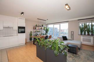 Uitstekend gelegen 2-slpk appartement met terras in Gent – 86 m² – EPC A<br /><br />Dit lichtrijk tweeslaapkamerappartement vlakbij het UZ Gent geniet van een topligging in Gent en bevindt zich op de tweede verdieping van een verzorgd gebouw.<br /><br />Via de inkomhal bereikt u een aparte toiletruimte en de ruime leefruimte met open keuken, die naadloos doorloopt naar het terras met volle zon in de namiddag — ideaal om 's avonds tot rust te komen. De badkamer is uitgerust met een ligbad en lavabo. Twee volwaardige slaapkamers en een praktische berging vervolledigen de indeling.<br /><br />Bijzonder aan dit appartement: zonnepanelen en warmtepomp zorgen voor aanzienlijk lagere woonlasten. De EPC-score A bevestigt de energetische kwaliteit van het pand. In de huidige markt van stijgende energiekosten een niet te onderschatten troef.<br /><br />TROEVEN:<br />Instapklaar<br />EPC-score A<br />Uitstekende ligging vlakbij UZ en snelwegen in Gent<br />Geen renovatiewerken nodig<br />Geen aan te kopen garage<br /><br />Interesse? Neem vrijblijvend contact op voor een afspraak via 0479 51 14 25 of via noendries@proton.me