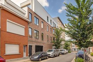 <p><span>Op de hoek van de </span><span>Doelhofstraat</span><span> en de </span><span>Bredabaan</span><span> bevindt zich dit stijlvolle </span><span>renovatie appartement</span><span>. Hier geniet je van een uitstekende combinatie van een centrale ligging en hedendaags wooncomfort. Winkels, scholen, openbaar vervoer en belangrijke invalswegen bevinden zich op wandelafstand, waardoor je vlot Antwerpen en de omliggende gemeenten bereikt.</span></p><p><span>Via de inkomhal kom je in de ruime en </span><span>lichtrijke leefruimte</span><span>, waar de grote raampartijen zorgen voor een aangenaam gevoel van ruimte en veel natuurlijke lichtinval. De </span><span>volledig ingerichte open keuken</span><span> is uitgerust met kwalitatieve toestellen, waaronder een oven, kookplaat, vaatwasser en koelkast.</span></p><p><span>Het appartement beschikt over </span><span>2 volwaardige slaapkamers</span><span>, ideaal als hoofdslaapkamer, kinderkamer, logeerkamer of thuisbureau. De moderne </span><span>badkamer</span><span> is voorzien van een </span><span>inloopdouche</span><span> en een stijlvol lavabomeubel. Daarnaast is er een praktische </span><span>berging</span><span> met aansluitingen voor een wasmachine en droogkast.</span></p><p><span>Als bewoner geniet je bovendien van een aangenaam gemeenschappelijk </span><span>terras</span><span>, perfect om even buiten te ontspannen.</span></p><p><span>Troeven:</span></p><ul><li><span>Totaal renovatie</span></li><li><span>AIRCO</span></li><li><span>Praktische berging </span></li><li><span>Energiezuinig </span><span>dankzij lucht-lucht warmtepomp, ventilatiesysteem C en hoogwaardige isolatie </span></li></ul><p><span> </span></p><p><span>Interesse in dit instapklare appartement? Neem vandaag nog contact op via 036466655 of <span>info@sinjoor.be</span></span><span> voor meer informatie of een bezoek.</span></p>