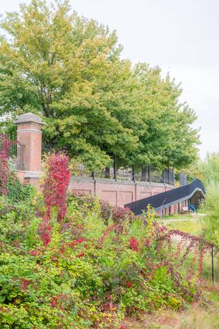 Bent u op zoek naar een exclusief, instapklaar appartement in de meest gewilde buurt van Brussel? Dit recent opgeleverde nieuwbouwappartement (99 m²) in Residentie Quincy biedt u de luxe van een eerste bewoning binnen het prestigieuze project Park Lane.Hoogwaardig Wonen in Residentie QuincyDit ruime appartement op de 1e verdieping is ontworpen met oog voor detail en comfort:Oppervlakte: 99 m² slim ingedeelde leefruimte.Buitenruimte: Geniet van een ruim terras van 8m² voor optimale lichtinval en buitenbeleving.Slaapcomfort: 2 ruime slaapkamers en 2 moderne badkamers, ideaal voor gasten of een gezin.Nieuwbouw: Eerste bewoning met uitstekende energetische prestaties.Park Lane: Het kloppende hart van BrusselGelegen op de bruisende site van Tour &amp; Taxis, woont u hier in een autoluwe, groene oase. Met de Gare Maritime, hippe horeca en het uitgestrekte park om de hoek, biedt Park Lane een unieke urban lifestyle. De centrale ligging nabij het kanaal en het Noordstation garandeert een topbereikbaarheid.Specificaties:Project: Park Lane – Residentie Quincy Verdieping: 1Kamers: 2 slaapkamers, 2 badkamersExtra: terras van 8m²Word de eerste bewoner van dit unieke object! Neem contact op voor een bezichtiging en ontdek de kwaliteit van Residentie Quincy.