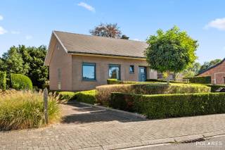 Bezoekmoment woensdag 14/10, plan uw bezoek via www.polares.eu<br /><br />In de Banhagestraat in Blanden ontdek je deze ruime woning met een bewoonbare oppervlakte (kelder inbegrepen) van 268 m², gelegen op een mooi perceel van 11a 64ca. <br />De rustige, residentiële ligging combineert groen wonen met een vlotte bereikbaarheid van Leuven, de E40, het Research Park Haasrode en de Brabantse Wouden (op wandelafstand).<br /><br />Via de ruime inkomhal met ingebouwde vestiairekasten en gastentoilet bereik je de royale woon- en eetkamer. Grote raampartijen aan beide zijden zorgen voor veel natuurlijk licht en een aangenaam zicht op de groene omgeving. Er is ruimschoots plaats voor een comfortabele zithoek en grote eettafel.<br />Aansluitend bevindt zich de functionele keuken met toegang tot de ruime veranda. Dankzij de kamerbrede beglazing vormt deze een aangename extra leefruimte met een mooie verbinding naar de tuin.<br /><br />Alle belangrijke woonfuncties bevinden zich op het gelijkvloers. De woning beschikt over drie slaapkamers en een recent vernieuwde badkamer met ruime inloopdouche en badkamermeubel.<br />Ook aan praktische ruimte is er geen gebrek. De woning is volledig onderkelderd en beschikt onder meer over een grote inpandige garage, wasruimte, technische ruimte en verschillende bergmogelijkheden. De kelderverdieping is bovendien rechtstreeks bereikbaar via de oprit via de garagepoort én via een extra ingang aan de tuinzijde. Daarnaast biedt de grote zolder nog heel wat extra bergruimte.<br />Buiten vormt de ruime en verzorgde tuin een absolute troef. Volwassen bomen, hagen, een groot gazon en verschillende terrassen creëren een groene en rustige omgeving met veel privacy.<br />De woning werd doorheen de jaren goed onderhouden en op verschillende punten vernieuwd, terwijl er nog mogelijkheden zijn om ze verder naar eigen smaak te moderniseren. Bovendien geldt er geen renovatieverplichting.<br />Kortom: een verrassend ruime woning met drie slaapkamers, vernieuwde badkamer, veranda, grote kelder met garage, ruime zolder en een prachtige tuin, op een rustige locatie met een uitstekende verbinding naar Leuven en de E40.