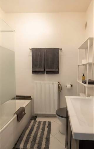 Ruim en licht éénslaapkamer van 88m² appartement te huur in Mortsel: <br />Het appartement heeft een kelderberging en een open staanplaats die mee in deze prijs zit en er is een gezamenlijke groene zone voor de bewoners van de blok. Inclusief een private kelderberging van +/- 6m²<br /><br />Het appartement bevindt zich op de 1e verdieping (geen lift aanwezig). <br />Je komt binnen via een kleine inkomhal, waarna je meteen in de grote open leefruimte uitkomt. De woonkamer loopt mooi over in de keuken.<br />Aan de zuidelijke achterzijde vind je een terrasje (1,5m²) en de badkamer met daarachter de ruime slaapkamer. Dit centraal gelegen appartement heeft openbaar vervoer en supermarkt bijna vlak voor de deur. <br />EPC: C(onder voorbehoud)<br /><br />De leefruimte bevat reeds een TV-meubel en de keuken is uitgerust met een koelkast, diepvries, oven, gasvuur en wastafel. De badkamer heeft een wastafel, toilet en bad met douche. <br /><br />De centrale verwarming is individueel op aardgas. De vaste kosten zijn laag (€ 100 per maand, waterverbruik incl) en er is een externe syndicus voor het gebouw. <br /><br />Dit is een ideaal en verzorgd startersappartement voor een alleenstaande of een jong koppel en het is gelegen op een locatie met een groen uitzicht aan de overzijde. Het centrum van Mortsel op wandelafstand en er is ook een goede verbinding naar de Prins Boudewijnlaan en de ring rond Antwerpen en via het rond punt te Wommelgem kan men de autostrade op. Ook voor studenten aan UAntwerpen die op campus groenenborger, middelheim of drie eiken studeren, kan dit een leuke optie zijn! <br /><br />Voor interesse/bezichtiging, - bezoeken worden ingepland vanaf juni. <br />Graag whatsapp berichtje naar +32498.27.20.41 of een mailtje naar lejaeghere.jana@hotmail.com