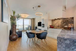 <strong>Nieuwbouwappartement met 3 slaapkamers, 2 badkamers, 2 overdekte terrassen en rechtstreekse toegang tot de binnen(dak)tuin van ca. 1.000m²!<br /><br />Indeling</strong><br />U komt binnen in de inkomhal, waar zich aan de overzijde een apart gastentoilet en een tweede badkamer bevinden. De hal leidt naar de <strong>zeer lichte leefruimte</strong> met een <strong>volledig geïnstalleerde open keuken</strong>. Deze ruimte geniet van een unieke doorkijk met <strong>groen uitzicht</strong> aan beide zijden. Via een groot schuifraam heeft u toegang tot het terras aan de binnen(dak)tuin, en aan de voorzijde bevindt zich een tweede overdekt terras met zicht op het park. Rechts daarvan, de ruime masterbedroom met een ensuite badkamer, voorzien van een douche, dubbele wastafel, handdoekdroger en toilet. <br />Via de inkomhal bereikt u de <strong>tweede slaapkamer </strong>met zicht op de daktuin, evenals de <strong>derde slaapkamer</strong>. Deze laatste kan perfect dienen als dressing of bureau. Tevens is er een praktische bergruimte met aansluitingen voor uw wasmachine en droogkast.<br /><br />In de kelder is er voorziening voor fietsenstalling en bestaat de mogelijkheid tot het huren of kopen van een garage.<br /><br /><strong>Bijzonderheden</strong><br /><strong>EPC</strong> label<strong> A</strong>;<br />Kwalitatief <strong>hoogstaand project</strong>.<br /><strong>Twee diepe terrassen</strong> aan zowel de voor- als achterzijde.<br />Maandelijkse kosten: ca. 145,- EUR / maand [beheer; verbruik/onderhoud van de gemeenschappelijke delen (incl. lift)].<br /><br /><strong>Ligging</strong><br />Het appartement is uitstekend gelegen aan het <strong>Zuidpark</strong>, de Schelde en de <strong>vernieuwde Scheldekaai</strong>.<br />Een levendige buurt met op wandelafstand toegang tot sportpleinen, restaurants, cafés, fitnessstudio's, winkels en wandelpaden langs het water.