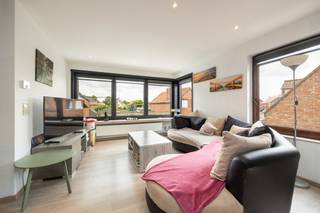 <strong>Bel-etage woning niet ver van het centrum van Vosselaar met drie slaapkamers, terras en garage. EPC: 199 kWh/m² (label B).<br /><br />ligging:</strong> rustige ligging vlakbij het centrum<br /><br /><strong>Indeling:</strong> inkomhal, douchekamer, toilet, woonkamer, open keuken, dakterras, drie slaapkamers, badkamer, zolderberging, garage.<br /><br /><strong>Omschrijving:</strong> Bel-etage woning niet ver van het centrum van Vosselaar. Gelijkvloers met Inkomhal,douchekamer met aansluiting voor wasmachine en een garage. Eerste verdieping: woonkamer met open keuken (dampkap, kookplaat, oven, koelkast). Keuken berging. Slaapkamer of bureauruimte. Gezellig dakterras .Tweede verdieping: Badkamer met dubbele wastafel en bad. Twee slaapkamers. Zolderberging. <br /><br />Prima epc-score: 199 kWh/m² (label B).<br /><br /><strong>Bijzondere informatieplicht:</strong> in aanvraag.