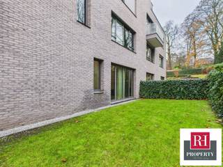 In een prachtig CORBIAU-gebouw presenteren wij u dit schitterende appartement van ±165 m² op de begane grond met TERRAS en TUIN. Het bestaat uit...