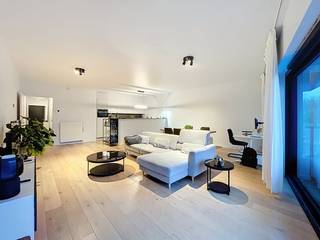 Cet agréable et spacieux appartement de deux chambres avec terrasse est situé à la périphérie de la ville. Grâce à sa situation idéale, vous êtes à distance de marche de toutes les commodités possibles (commerces, transports en commun, hôpital, parc Rabot,...).L'appartement dispose de grandes fenêtres qui laissent entrer beaucoup de lumière dans l'espace de vie.Disposition de l'appartement :Hall d'entrée avec toilettes séparées pour les invités - salon - terrasse - cuisine installée - chambre 1 - salle de bain - chambre 2.Une place de parking peut être louée dans cet appartement pour 60 euros/mois.Les coûts mensuels communs sous forme de commission sont de 100 euros/mois, consommation de chauffage comprise.Disponible à partir du 01/03/2026.