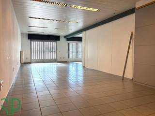 Het pand heeft de volgende indeling: Grote ruimte die momenteel is onderverdeeld (dmv wegneembare wanden) in een receptie, bureel en werkruimte (96m²). Achteraan is een berging voorzien (tegels; 5m²), 2 toiletten en een ingerichte keuken (tegels; kasten, dampkap, keramisch kookvuur, dubbele spoelbak, vaatwasser en koelkast; 15m²).<br /><br />Het pand is ook bijna volledig onderkelderd (beton; 125m²). De kelder is bereikbaar via de algemene delen van de appartementen. <br /><br />Achteraan zijn 2 privatieve autostaanplaatsen voorzien. Vooraan het gebouw is er een parking voor cliënteel aanwezig.<br /><br />Het pand is geschikt voor volgende doeleinden: stockage, winkelruimte, burelen, vrije beroepen, etc. Geen horeca toegelaten!<br /><br />- Energielabel B<br />- CV = Aardgas<br />- Veiligheidsrolluiken voorzien aan de binnenkant!<br /><br />Voor bijkomende inlichtingen of een bezoek ter plaatse kan u steeds vrijblijvend contact opnemen met Immo S|P op het nummer 014/59.10.20. of via info@immosp.be.