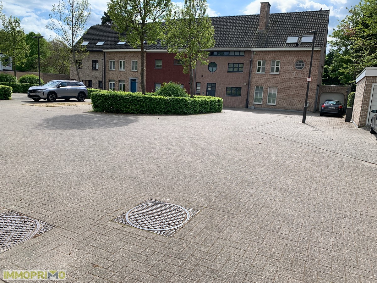 Ruime woning met 4 slaapkamers en garagebox in een woonerf te Mortsel - foto 2