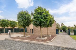 Deze woning is gebouwd in 1998 en is volledig afgewerkt met kwalitatieve materialen. Ze bevindt zich op een perceel van maar liefst 13a52ca langs de Speeltuinstraat in Opglabbeek (Oudsbergen). Het uitgebreide routenetwerk voor wandelaars, fietsers en ruiters in de gemeente is alom gekend. Voor de kleinsten is er op wandelafstand het Joekelbos en de autosnelweg in Genk ligt op 10 minuten wat Opglabbeek vlot bereikbaar maakt. <br /><br />Bij binnenkomst bevinden we ons in de inkomhal met apart gastentoilet. Deze geeft toegang tot de gezellige woonkamer en aansluitend vinden we de keuken met tijdloze uitstraling. Zowel de keuken als de woonkamer beschikken door de grote raampartijen aan de achterzijde over een nauw contact met de tuin. Verder vindt u op het gelijkvloers nog een aparte berging/wasplaats met veel opbergmogelijkheden. <br /><br />Via de nachthal heeft u toegang tot de 3 slaapkamers. De ruime masterbedroom met balkon heeft een eigen dressing met aansluitende berging. Verder vindt u de volledig uitgeruste badkamer voorzien van alle comfort en een apart toilet. <br /><br />De woning is onderkelderd en opgedeeld in verschillende ruimtes. Daarnaast biedt de inpandige garage aan de voorzijde plaats voor twee wagens. <br /><br />In de volledig omheinde en zuidgeoriënteerde tuin met overdekt terras is het heerlijk vertoeven. <br /><br />EXTRA TROEVEN <br />- Airco aanwezig<br />- Volledig asbestvrij<br />- Energiezuinig (label B) <br />- Overal rolluiken aanwezig<br />- Elektriciteit volledig conform<br />- Voorzien van 23 zonnepanelen <br /><br />Plan bij interesse zeker een bezoek in en laat u ter plaatse verrassen van alles wat dit pand nog te bieden heeft.
