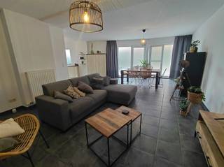 <p>Demandez une visite sur info@optimusvastgoed.be !<br />À LOUER : Appartement avec 1 chambre et dressing !<br />Cet appartement bien entretenu, comprenant 1 chambre, bénéficie d'un emplacement idéal et offre un agencement pratique avec tout le confort moderne. Grâce à son espace de vie lumineux, à sa grande terrasse et à son espace de rangement supplémentaire, cet appartement est idéal pour ceux qui souhaitent vivre confortablement.<br />L'appartement comprend un salon convivial avec une cuisine ouverte entièrement équipée, une chambre spacieuse avec dressing attenant, une salle de bains avec baignoire, des toilettes séparées pour les invités et un débarras pratique. De plus, l'appartement dispose d'une grande terrasse où vous pourrez profiter pleinement de la vie.<br />Il dispose également d'une place de parking et d'un débarras séparé en sous-sol.<br />Situation :<br />L'appartement est idéalement situé, à proximité immédiate des commerces, des transports en commun et d'autres commodités quotidiennes. Grâce aux liaisons fluides avec les communes environnantes, vous bénéficiez d’une excellente accessibilité.<br />Agencement :<br />Hall d'entrée, débarras, toilettes invités, salle de bains, chambre avec dressing, salon avec cuisine ouverte équipée.<br />Atouts :<br />- Chambre spacieuse avec dressing !<br />- Grande terrasse !<br />- Place de parking + cave !<br />- Emplacement idéal !<br />PEP C avec numéro de certificat 20260806-0003928848-RES-1<br />Disponible immédiatement ! </p>