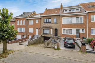 Immo Pické biedt U deze gunstig gelegen woning aan gelegen in de nabijheid van winkels, scholen, openbaar vervoer en de belangrijkste verbindingswegen. Deze woning bestaat uit een inkomhal, een woonkamer, een eetkamer, een veranda, een keuken, een toilet en een badkamer. Op de eerste verdieping vinden we een nachthal, 2 slaapkamers, een bureau en een 2de badkamer. Aanwezigheid van een inrichtbare zolder. Ondergronds vinden we een garage en verschillende kelderruimtes. Aanwezifgheid van een tuin en een open autostaanplaats voor de garage.