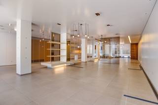 Bureau très spacieux à louer bien situé dans le centre de Bruges avec espace de stationnement. - Surface totale de bureaux d'environ 925 m² sur deux niveaux.- Largeur de façade spacieuse d'environ 12 mètres avec une vitrine spacieuse.- rez-de-chaussée composé de :*surface 501 m² (dont 50 m² d'espace) ;*niveau -1 d'une superficie de 413 m² ;* Stationnement d'environ 190 m² avec environ 15 places de parking - Disponible à court terme- Entrées de la pièce à l'avant et à l'arrière (vers le parking).- Nouveau contrat de bail commercial à 6 485 €/mois - O.V. à la charge du locataire. N'hésitez pas à nous contacter si vous êtes intéressé par ce bien commercial composé d'un bureau à louer à Bruges.