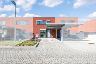Deze moderne woning werd opgetrokken in 2020 met zeer degelijke en tijdloze materialen. De indeling is als volgt: inkomhal met...