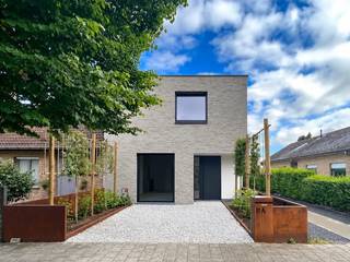 Moderne en energiezuinige nieuwbouwwoning met 3 slaapkamers! De woning is uitgerust met vloerverwarming, zonnepanelen, ventilatiesysteem en een warmtepomp en geniet volgende indeling: inkom met gastentoilet - leefruimte - bureauruimte - eetkamer met open keuken - douchekamer - berging - terras en boomgaard met poortje naar fietswegel. De tweede verdieping geniet volgende indeling: nachthal - 3 slaapkamers - badkamer met ligbad - berging. Huurprijs: 1390 euro + € 500 per jaar voor onderhoud tuin en toestellen in huis. Vrij vanaf 1 oktober 2026. Voor verdere informatie of een vrijblijvend bezoek contacteer Matthijs op 0488 03 28 08 of matthijs@immogeernaert.be