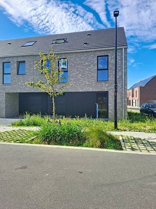 Lot 39 is een halfopen bebouwing met moderne bouwstijl : 2 bouwlagen met hellend dak. Deze woning staat ruwbouw-winddicht momenteel en kan snel afgewerkt worden.<br /><br />GELIJKVLOERS : inkom, wc, ruime living, open keuken met eiland, garage en technische ruimte.<br />EERSTE VERDIEPING : 1 grote slpk, 2 kinderkamers, ingerichte badkamer met inloopdouche, badkamermeubel met dubbele lavabo, aparte wc. ZOLDER : 2de vaste trap. Technische ruimte met berging, mogelijkheid tot inrichten van zeer ruime 4de slaapkamer, bureauruimte of hobbyruimte. Gezellige tuin met perfecte oriëntatie !<br /><br />Deze woning wordt volledig afgewerkt aangeboden met ingerichte keuken en badkamer, bevloering en vloerverwarming.<br />Superenergiezuinige woning (E 8) door warmtepomp, doorgedreven isolatiepakket, ventilatiesysteem D en pakket zonnepanelen.<br /><br />Deze woning wordt gebouwd in een nieuw woonproject in het centrum van Beveren-Leie, meer bepaald op de site Vanmarcke tussen de Sint-Jansstraat en de Grote en Kleine Heerweg. Rustig gelegen en voldoende groene ruimte aanwezig.<br />Goeie mobiliteit met winkels, scholen en ontspanningsmogelijkheden vlakbij.<br /><br />Prijs excl. btw en kosten. Download de brochure via https://durabrik.immo/beveren-leie<br /><br />Bezoek onze kijkwoning ter plaatse op afspraak !<br />Bij Durabrik ben je zeker van een vaste prijs. Geen budgettaire verrassingen dus tijdens je bouwtraject.<br />Heb je vragen? Contacteer dan je bouwadviseur via 09 280 60 60 of mail naar info@durabrik.be.<br /><br />*afbeeldingen en oppervlaktes zijn indicatief