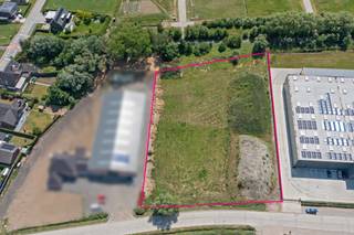 KMO-grond van maar liefst 3.329 m², strategisch gelegen op slechts 2,5 km van de Stationsstraat (N36) en de Oudenaardebaan (N8). Het perceel...