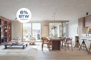 Dit drieslaapkamerappartement van 135.3 m² is gelegen op het tweede verdiep en de indeling is als volgt: een inkomhal met plaats voor een vestiairekast, een lichtrijke woonkamer met open keuken, een praktische berging, een afzonderlijk toilet, drie slaapkamers en twee badkamers. De twee terrassen hebben een gezamenlijke oppervlakte van 40,3 m² en kijken uit over het binnengebied en richting de Kaaistraat. <br /><br />Dit appartement bevindt zich in Stadshove, een nieuwe en hedendaagse woonplek gelegen pal in de kern van de Stad Deinze. Gelegen te midden de Markt van Deinze, combineert Stadshove haar zeer centrale ligging met een hoogwaardige, tijdloze architectuur met alle hedendaagse wooncomfort. Het is de ideale keuze voor wie comfortabel, energiezuinig en standingvol wil wonen vlakbij alle voorzieningen. De appartementen binnen Stadshove zijn ontworpen met zeer veel aandacht voor uiteenlopende woonwensen. Sommige bieden een prachtig uitzicht op de levendige Markt, terwijl andere zich richten op de rust van de binnentuin en het karaktervolle oude Stadhuis. <br /><br />Met zijn combinatie van een hedendaagse architectuur, hoogwaardige afwerking, zorgvuldig uitgedachte indelingen, future-proof technieken en een absolute topligging is Stadshove een nieuwbouwproject voor de bevoorrechte koper. Het belooft niet alleen een aangename woonplek te zijn, maar ook een nieuwe blikvanger op de Markt van Deinze.
