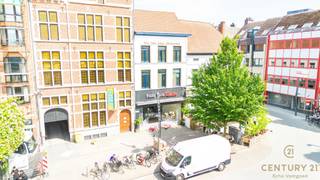 ZELDZAME KANS OP DÉ GROTE MARKT VAN TURNHOUT – WONEN EN WERKEN COMBINEREN OP TOPLOCATIE!Op zoek naar een uniek pand met karakter, ruimte én een...
