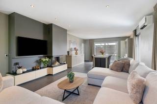 Ben je op zoek naar een woning waar kwaliteit, comfort, energiezuinigheid en een uitstekende ligging perfect samenkomen? Dan is deze uitzonderlijk goed afgewerkte open bebouwing in een rustige residentiële woonwijk in Wetteren precies wat u zoekt. Deze woning uit 2009 is tot in de puntjes verzorgd en volledig instapklaar. Met een bewoonbare vloeroppervlakte van 215m², een perceel van 426m², een mooie tuin, een verzorgd terras en een inpandige garage biedt deze woning een uitstekende combinatie van ruimte, comfort en privacy.<br /><br />Indeling:<br />- Inkomhal<br />- Apart toilet<br />- Woonkamer<br />- Uitgeruste keuken<br />- Bijkeuken<br />- Inpandige garage<br /><br />Eerste verdieping:<br />- Nachthal<br />- 3 slaapkamers <br />- Aparte dressing<br />- Ruime badkamer met ligbad en douche<br /><br />Belangrijkste troeven:<br />- EPC-label A<br />- Thuisbatterij<br />- Zonnepanelen<br />- Airconditioning<br />- Ingebouwde kasten<br />- Ventilatiesysteem D<br />- Mooie, verzorgde tuin<br />- Waterput van 7.500 liter<br />- Rustige ligging in een residentiële wijk<br />- Hoogwaardige en verzorgde afwerking<br />- Gezellige haard met volledig afgewerkte schouw<br />- Mooi terras, ideaal om te genieten van het buitenleven<br />- Nabij alle voorzieningen zoals Station, bushaltes, winkels, restaurants, Markt van Wetteren, oprit E40, etc.<br /><br />Mis deze kans niet en vraag vandaag nog uw bezoek aan voor het bezoekmoment op zaterdag 05/09. Een bezoek reserveren kan via de volgende link: https://www.albert.immo/listing/dwelling-for-sale-9230-wetteren-7837151 of door contact op te nemen met Nico via nico.soetaert@albert.immo of 0496 46 80 03.<br /><br />Bij Albert kom je thuis