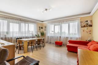 Centraal gelegen Hoekappartement te Merksem, dat interessant kan zijn als investeringspand, mits het pand momenteel verhuurd is.We betreden het...