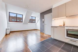 ANDERLECHT, wijk Sylvain Dupuis, nabij openbaar vervoer, mooie duplex van ± 86 m² woonoppervlakte gelegen op de 4e en 5e verdieping van een recent gebouw, bestaande uit: inkomhal, woonkamer met ingerichte Amerikaanse keuken en terras, 2 slaapkamers, 2 badkamers, toilet en wasruimte. Kelder nr. -2/34,04. Binnenparkeerplaats “P-1/15” (+ 20.000 €) VERPLICHT. Kasten en videofoon. Onmidelijk beschikbaar. Kosten: ± 160 €/maand (gemeenschappelijke kosten, verzekering, syndicus, reservefonds en onderhoud). EPC: G. Afmetingen bij wijze van indicatie.