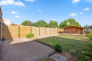 Welkom in Wilsele! Op een boogscheut van Leuven, de vaart en de vijvers van Bellefroid vindt u deze ruime en instapklare combinatie van een studio op het gelijkvloers en een duplex op de eerste en tweede verdieping, die als één geheel wordt verkocht.<br /><br />De studio van 60 m² omvat een lichtrijke leefruimte, keuken, badkamer, toilet en terras. De duplex beschikt over een gezellige leefruimte met open keuken, toilet, ruim terras, 3 volwaardige slaapkamers, berging en badkamer.<br /><br />Dankzij deze eigenschappen biedt dit pand uitzonderlijk veel mogelijkheden. Ideaal als kangoeroe- of zorgwoning, voor een inwonend kind, ouder of familielid, maar ook geschikt voor co-housing of nieuw samengestelde gezinnen.<br /><br />De studio leent zich bovendien uitstekend voor het combineren van wonen en werken. Denk aan een bijberoep of vrij beroep, zoals een nagelstudio, schoonheidsspecialiste, psycholoog, kinesist, coach of kantoor/praktijkruimte. Zo beschikt u over een professionele ruimte zonder een aparte locatie te moeten huren.<br /><br />De ruime inpandige garage, waarvan de 2 linker plaatsen inbegrepen zijn, biedt daarnaast mogelijkheden voor extra stockage. De volledig omheinde gemeenschappelijke tuin zorgt voor extra buitenruimte.<br /><br />Een verzorgde afwerking, EPC-label B en een uitstekende ligging maken dit pand tot een uitstekende woonplek.<br /><br />Een unieke combinatie van wonen, samenleven, ondernemen en ruimte op een toplocatie!<br /><br />Benieuwd? Boek snel uw bezoek met Ruben via info@bvm-vastgoed.be of 016 23 21 45.