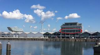 - 360 m² kantoorruimte in de huidige staat (opsplitsbaar)<br />- direct beschikbaar<br />- kitchenette en sanitair<br />- 10 parkeerplaatsen<br />- 2 laadpunten<br />- Verbinding met de haven via de Scheldelaan / Noorderlaan<br />- Verbinding met het historische en commerciële centrum via de<br />Scheldekaaien<br />- Gelegen aan de monding van het Albertkanaal