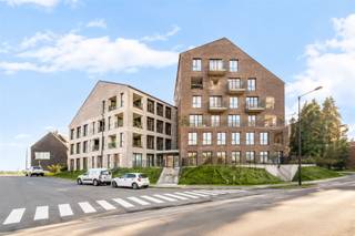 <p>Laatste 6 appartementen! Dit modern nieuwbouwproject ROOTS is rustig gelegen met zicht op groen, op wandelafstand van het station en het CENTRUM. Aangename terrassen en/of tuinen, lichtrijke leefruimtes met open geïnstalleerde keukens, volledige afwerking, en zo goed als opleverklaar. Ondergrondse parkeerplaatsen en bergingen. Bijna-energieneutraal (max E30): vloerverwarming voorzien. Wenst u het modelappartement te bezichtigen: guido@immobeguin.be</p>