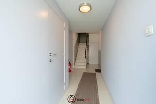 Dit verzorgd appartement is gelegen aan de Rederijkersstraat 3/4 in Hasselt, in een rustige straat op wandelafstand van het bruisende stadscentrum. Je geniet hier van een bijzonder gunstige ligging waarbij winkels, scholen, openbaar vervoer, restaurants en parken zich allemaal vlakbij bevinden. Ideaal voor wie centraal wil wonen maar toch wil genieten van een aangename en rustige woonomgeving. Dankzij deze topligging is dit appartement zowel interessant voor eigen bewoning als voor wie op zoek is naar een slimme investering.<br /><br />Via de ruime inkomhal kom je het appartement binnen. Hier is er voldoende plaats om een vestiaire te voorzien en de hal geeft toegang tot alle vertrekken. De royale leefruimte voelt aangenaam en lichtrijk aan dankzij het grote raam aan de voorzijde en is afgewerkt met een warme parketvloer. Aansluitend bevindt zich de keuken, die in 2018 vernieuwd werd en praktisch ingericht is met voldoende kastruimte. Verder beschikt het appartement over twee slaapkamers, een badkamer uitgerust met een douche en een wastafel met bijhorende kasten en een apart toilet. Achteraan het appartement vind je een ruim balkon/terras waar je rustig kan genieten van de zon. Op het bovenste verdiep van het gebouw beschikt dit appartement bovendien over een extra zolderkamer die perfect kan dienen als bureau, hobbyruimte, strijkkamer,... Daarnaast is er nog een tweede, onafgewerkte zolderruimte die je volledig naar eigen wens kan benutten, bijvoorbeeld als extra bergruimte of bijkomende kamer. Tot slot is er ook een kelderberging aanwezig en een garagebox op het gelijkvloers. De garagebox is voorzien van elektriciteit en dient verplicht mee aangekocht te worden voor €20.000.<br /><br />Het appartement bevindt zich op de eerste verdieping van het gebouw en werd steeds zeer goed onderhouden, waardoor het instapklaar is. Er is geen lift aanwezig, wat zorgt voor lagere maandelijkse gemeenschappelijke kosten. Dankzij het gunstige EPC-label B is het appartement bovendien energiezuinig en is er geen renovatieverplichting van toepassing. De combinatie van de centrale maar rustige ligging, het zonnige terras, de extra zolderruimtes, de kelder en de garagebox maken dit appartement een bijzonder complete woonopportuniteit.<br /><br />Troeven: <br />- Ruime bewoonbare oppervlakte van 94m² (volgens EPC)<br />- EPC label B<br />- Goede ligging vlakbij centrum Hasselt<br />- Verzorgde residentie<br />- 2 slaapkamers en 2 zolderkamers<br />- Garagebox met elektriciteit <br />- Kelderberging<br /><br />Totale vraagprijs: €269.000<br /><br />Wil je dit appartement in Hasselt graag zelf ontdekken? Plan dan een bezoek en ervaar de ruimte en ligging ter plaatse.<br />Contacteer ons via michelle@optie-m.be of 0474265558<br /><br />Wil je weten wat jouw woning waard is? Contacteer ons gerust via bovenstaande gegevens.<br /><br />Stedenbouwkundige info: VG, WG, VV, GMO, GVKR