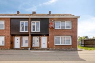 Deze te renoveren woning in Meerhout is een ideale gezinswoning op een ruim perceel. Met een bewoonbare oppervlakte van 224m² biedt deze woonst tal van mogelijkheden. Met de markt van Meerhout op wandelafstand hebben we tal van faciliteiten in de nabije omgeving. Verder kennen we een vlotte verbinding met de omliggende gemeenten.<br /><br />Via de inkomhal betreden we de grote leefruimte met aanpalende eetkamer en naastgelegen keuken. De eetkamer geeft tevens uit op de veranda waar men geniet van het zicht op de tuin. Een ruime en praktische berging/wasplaats vervolledigt samen met het gastentoilet de gelijkvloerse verdieping.<br /><br />Op de eerste verdieping beschikken we over 3 zeer ruime slaapkamers waarvan de master-bedroom over een achterliggende dressing/bergplaats beschikt. Tot slot werd op deze verdieping nog een badkamer met ligbad, wastafel en toilet voorzien.<br /><br />De valtrap brengt ons tot slot bij de volledig geïsoleerde zolderverdieping waar men over extra bergruimte voorziet. Aan bergruimte geen gebrek doordat de woning quasi volledig onderkelderd is.<br /><br />De tuin is georiënteerd op het zuiden, waardoor je de hele dag van de zon kunt genieten. Het terras biedt de perfecte plek om buiten te eten of te ontspannen. Daarnaast zijn er 3 parkeerplaatsen beschikbaar en is de tuin bereikbaar via de achterzijde van het perceel.<br /><br />Voor meer informatie over de mogelijkheden bij dit perceel bent u welkom op ons kantoor of kan u ons steeds bereiken via info@vastengoed.be of 014 72 73 74.<br /><br />Wenst u een gratis schatting van uw eigendom? Contacteer ons vrijblijvend voor een afspraak!