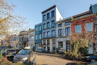  Wakker worden met zicht op groen, een eigen stadstuin én een verrassend ruime duplexindeling? Dit gelijkvloers duplexappartement ligt in een...