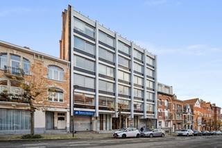 Unieke kans om een kantoorruimte te verwerven gelegen aan de Anatole Francestraat 119 in Schaarbeek. Dit pand is gunstig gelegen nabij het Hamoir Park en biedt uitstekende verbindingen met het openbaar vervoer.<br /><br />Met een kantoorruimte van maar liefst +/- 1.407 m² verdeeld over de gelijkvloers, de 1e en 2e verdieping, biedt dit pand een veelzijdige en ruime werkomgeving. Daarnaast beschikt het gebouw ook over een polyvalente ruimte van 172 m² en 9 parkeerplaatsen binnen die dit pand ideaal maken voor diverse zakelijke behoeften.<br /><br />Mis deze unieke kans niet om een kantoorruimte te verwerven op een strategische locatie in Schaarbeek. Neem vandaag nog contact met ons op voor meer informatie en om een bezichtiging te plannen.
