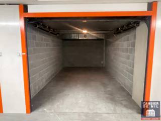 Gemakkelijk toegankelijke garagebox nummer 2156 op niveau -2, met licht en stopcontact onder de Minigolf in het Zoute<br /><br />Breedte: 2,47m - diepte: 5,690m - hoogte: 1,95 m