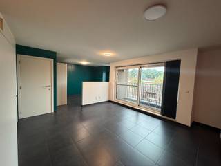 Ligging:<br />Deze studio is gunstig en centraal gelegen in Geel, met winkels, openbaar vervoer en andere voorzieningen op wandelafstand. Vlot bereikbaar en aangenaam wonen.<br /><br />Omschrijving: (Geen lift)<br />Deze studio omvat een woonkamer met open keuken, 1 slaapkamer, badkamer, terras en een berging.<br /><br />Er is tevens een privé staanplaats achteraan het gebouw.<br /><br />Extra:<br />- Deze studio is onmiddellijk beschikbaar<br />- Huurprijs: 650 euro/maand, geen gemeenschappelijke kosten<br />- Gunstig EPC-Label A<br /><br />Uitsluitend via onze website www.vastengoed.be kan u een bezichtiging inplannen op de vooropgestelde bezoekmomenten. Voor andere vragen kan u het kantoor bereiken op het nummer 014/72.73.74.
