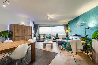 <p><strong>Blankenberge: Instapklaar appartement met frontaal zeezicht, 2 grote terassen en 2 slaapkamers te koop!</strong><br />Dromen van een eigen plekje aan zee? Dit instapklare appartement op een toplocatie aan de Zeedijk van Blankenberge is absoluut een aanrader! Op de 2e verdieping van de aangename residentie “Bristol Palace” bevindt zich dit aantrekkelijk appartement met zeezicht, twee ruime terrassen en twee volwaardige slaapkamers.<br />Dankzij de centrale ligging, tussen het casino en de jachthaven, geniet u hier van alles wat Blankenberge te bieden heeft. Het stadscentrum, de winkelstraat, de Grote Markt en het station bevinden zich allemaal op wandelafstand.<br />De combinatie van het zeezicht, de royale buitenruimtes en de praktische indeling maakt dit appartement bijzonder aantrekkelijk als tweede verblijf aan zee, vaste woonst of investering. Bovendien bestaat de mogelijkheid om een ondergrondse autostaanplaats in hetzelfde gebouw aan te kopen, een absolute meerwaarde op deze gegeerde locatie.</p>

<p><strong>Indeling:</strong> Inkomhal, woonkamer, terras met zeezicht, open, ingerichte keuken, badkamer, 2 ruime slaapkamers, 2e terras en apart toilet. + Mogelijkheid tot aankoop van een ondergrondse autostaanplaats in hetzelfde gebouw.</p>

<p><strong>Troeven:</strong></p>

<ul><li>Mogelijkheid tot aankoop autostaanplaats in het gebouw.</li><li>Elektriciteit conform.</li><li>Gemeubeld.</li><li>Gemeenschappelijke fietsenberging en vuilnislokaal.</li></ul>

<p>Meer informatie? Contacteer Maarten op het nummer 050 42 58 98.</p>