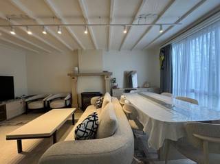 <span><p><span>INDELING:</span></p><p><span>- Hal</span></p><p><span>- Leefruimte</span></p><p><span>- Keuken met kasten en toestellen (dampkap, kookvuur, ijskast)</span></p><p><span>- 2 slaapkamers</span></p><p><span>- Badkamer met douche</span></p><p><span>- Berging</span></p><p><span> </span></p><p><span>Enkele voordelen:</span></p><p><span>- Voldoende parkeergelegenheid vlakbij</span></p><p><span>- Gelegen in een rustige woonomgeving</span></p><p><span>- Vlakbij supermarkt en buurtwinkels</span></p></span>