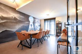 Recent en smaakvol ingericht handelspand op commerciële ligging langs de drukste invalsweg van Beernem. <br /><br />Indeling: Rechts: inkom, ontvangst- en vergaderruimte vooraan (27 m²), uitgerust met streaming- en castingmogelijkheden voor klanten, twee bergruimtes (9,5 m²), afzonderlijk toilet, grote bureauruimte (21 m²) met plaats voor 3 bureaus en toegang tot het terras (100 m²).<br /><br />De handelsruimte beschikt over 2 zonnepanelen, ventilatie, wifi en bedrade internetaansluiting en airconditioning.<br /><br /><strong>- De huurprijs bedraagt 850 EUR/maand exclusief BTW. </strong><br /><br />Troeven:<br /><br />- Commercieel gelegen langs drukke invalsweg<br />- Goede visibiliteit<br />- Op 50m van de E40<br />- Veel lichtinval<br />- Energiezuinig<br /><br />Extra informatie:<br />- Eigen water-, gas- en elektriciteitsmeter<br />- Zonnepanelen<br />- Ventilatie<br />- Airconditioning<br />- Mogelijk tot huren van afgesloten garage<br /><br /><br />Wenst u dit handelspand te bezoeken? Contacteer ons! T: 050 550 750 of info@perspectiefvastgoed.be