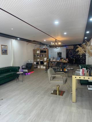 <p>Bent u op zoek naar een unieke combinatie van wonen en werken op een absolute toplocatie? Dan is dit handelspand met bovenliggend appartement, uitsluitend samen te huur, precies wat u zoekt. Gelegen aan de Koning Albertlaan 158 in Lanaken geniet u van een uitstekende commerciële ligging langs een drukke invalsweg met een hoge dagelijkse passage. Bovendien bevindt u zich op slechts enkele minuten van het centrum van Lanaken, Maastricht en de belangrijkste uitvalswegen, waardoor de locatie zowel commercieel als residentieel bijzonder interessant is.<span></span></p>
<p>Het handelspand op het gelijkvloers heeft een oppervlakte van ca. 75 m² en beschikt over een grote etalage aan de straatzijde, waardoor uw zaak geniet van maximale zichtbaarheid. Achteraan bevindt zich een volledig ingerichte keuken met de nodige apparatuur, een grote meerwaarde voor diverse handelsactiviteiten. Daarnaast is het handelspand voorzien van airconditioning, wat zorgt voor een aangename werkomgeving. Via een luik in het handelspand bereikt u bovendien de ruime kelder van ca. 55 m², ideaal als opslagruimte.</p>
<p>Via de achterzijde van het handelspand bereikt u de privatieve toegang tot het bovenliggende appartement, waardoor wonen en werken op één locatie perfect gecombineerd kunnen worden.</p>
<p>Het appartement heeft een bewoonbare oppervlakte van ca. 73 m² en beschikt over een ruime en lichtrijke leefruimte, een aparte keuken uitgerust met onder meer een vaatwasser en oven, twee volwaardige slaapkamers en een badkamer voorzien van een douchecabine, lavabo en toilet. Ook hier werd aan comfort gedacht dankzij de aanwezigheid van airconditioning in de leefruimte en in één van de slaapkamers.</p>
<p>Deze eigendom wordt als één geheel verhuurd en biedt de ideale oplossing voor zelfstandigen, vrije beroepen of ondernemers die hun handelszaak willen combineren met een comfortabele woonst op dezelfde locatie.</p>