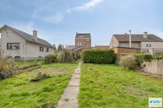 Deze karaktervolle vrijstaande woning in Erps-Kwerps beschikt over een praktische indeling met inkomhal, leefruimte, eetkamer, keuken, badkamer, toilet, veranda en vier volwaardige slaapkamers en een tweede badkamer met toilet verdeeld over twee verdiepingen. Daarnaast zijn er een kelder, garage, lange oprit.  Extra troef is de uitzonderlijk diepe tuin met open zichten achteraan, waar rust, privacy en ruimte centraal staan. Ideaal voor gezinnen, dierenliefhebbers, tuinliefhebbers of zelfstandige die plaats nodig heeft voor rollend materieel of mogelijkheden wil voor extra visibiliteit en publiciteit. De ligging combineert een landelijke omgeving met een uitstekende bereikbaarheid. Bushalte en station richting Leuven en Brussel bevinden zich op wandelafstand. Scholen, winkels en belangrijke verbindingswegen zijn vlot bereikbaar. Volgens het asbestattest bevat het dak asbesthoudende materialen die conform de regelgeving tegen 2034 verwijderd of vernieuwd dienen te worden. 