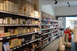 Op zoek naar een commerciële toplocatie in het centrum van Mechelen? Dit handelsgelijkvloers van ca. 111 m² biedt je alle troeven om jouw zaak te laten bloeien.
Gelegen in de charmante Geitestraat, tussen de levendige Bruul en de prestigieuze Ijzerenleen, geniet je hier van een uitstekende passage en zichtbaarheid. Het pand bevindt zich in een gezellige winkelomgeving waar zowel lokale bewoners als bezoekers graag vertoeven.
Troeven: 
• Ruime oppervlakte van ca. 111 m².
• Centrale ligging met veel passage.
• Ideaal voor winkel, showroom of kantoorruimte.
Huurvoorwaarden De maandelijkse huurprijs bedraagt € 2.000 exclusief onroerende voorheffing.
Benieuwd naar dit bedrijfsvastgoed te huur in Mechelen? Contacteer ons via info@immodelestre.be of bel 054 33 62 52. Meer info vind je op www.immodelestre.be.





