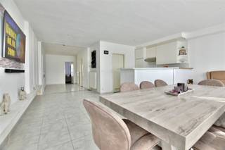 Praktisch gelijkvloers appartement met terras en achteruitweg in het hartje van DendermondeHet appartement is gelegen op het gelijkvloers. GLV: We...