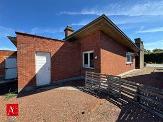 <p>Een mooie kans voor de ambitieuze verbouwers onder ons.</p><p>Deze open bebouwing, type bungalow, combineert een mooi perceel van 924 m², met een prachtig onbelemmerd uitzicht over de velden.</p><p>Gelegen aan de rand van Sint-Niklaas biedt deze eigendom alle vrijheid om uw droomwoning te realiseren, of het nu gaat om een grondige renovatie of een volledige heropbouw, het potentieel is aanwezig. Dankzij het gunstige BTW-tarief van 6% op afbraak en heropbouw maakt u van deze locatie een fiscaal heel voordelige investering in uw toekomst.</p><p>Het perceel, met een zuidwestelijke oriëntatie aan de achterzijde, garandeert maximale zonlichtheid en een weids, groen uitzicht dat u dag na dag doet genieten van de rust en ruimte rondom.</p><p>De gelijkvloerse woning voorziet met haar 113 m² bewoonbare oppervlakte in een lichtrijke woonkamer met aangrenzende keuken, een hal met vestiaire en bezoekerstoilet, een ingerichte badkamer met inloopdouche, 2 slaapkamers, een berging/wasplaats en een garage. Samen met de grote tuin en de oprit vormt dit de ideale basis om iets moois van te maken.</p><p>Is uw interesse gewekt, aarzel dan niet en contacteer ons voor een plaatsbezoek!</p>