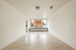 Kom binnen in dit aangename gelijkvloerse appartement, rustig gelegen nabij alle voorzieningen (winkels, scholen en openbaar vervoer)! Dankzij de vlotte verbinding naar de A12 en de haven van Antwerpen woon je hier bovendien bijzonder centraal.
INDELING
Het appartement omvat een inkomhal met ingemaakte kast en een apart toilet, een lichtrijke leefruimte, een recente keuken met toestellen (kookplaat, koelkast, diepvries, oven, spoelbak), twee slaapkamers plus een extra kamer die perfect dienst kan doen als bureau of dressing, en een douchekamer met aansluiting voor een wasmachine. De tuin met vijver vormt de ideale plek om heerlijk tot rust te komen.
Achter het gebouw bevindt zich een garagebox voor een kleine wagen, maar ook handig voor het plaatsen van fietsen, een moto, een oldtimer, een aanhangwagen, of gewoon als extra opbergruimte!
PLUSPUNTEN
- Gelijkvloers appartement
- Recente keuken (2018)
- Recent PVC buitenschrijnwerk met dubbele beglazing (2018)
- Tuin met vijver
- Automatische zonnetent
- Garagebox inclusief in de prijs!
- EPC label B: geen renovatieverplichting
- Elektriciteit moet nog gekeurd worden maar is waarschijnlijk conform
- Asbestveilig
- Individuele nutsvoorzieningen
- Lage maandelijkse kosten: 45€ per maand, inclusief individueel waterverbruik)
Wenst u meer informatie of een afspraak voor een bezichtiging? Contacteer me gerust op 0477 349 279 of via info@tensenvastgoed.be.