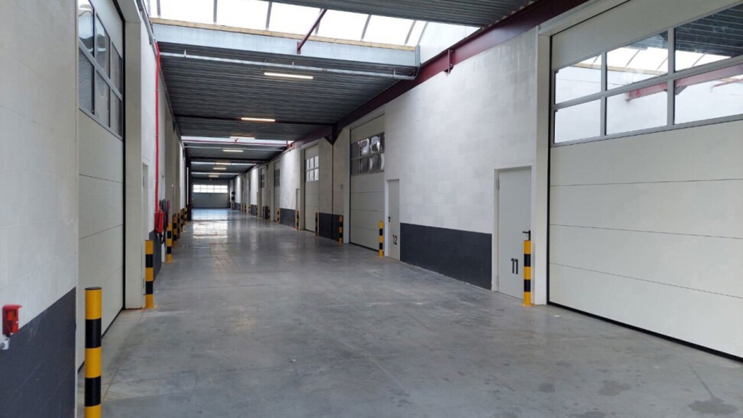 Magazijn 204m² te huur goed gelegen aan de afrit E314 - foto 5