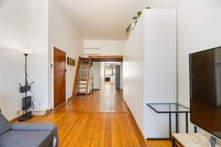<p><span>Vous êtes à la recherche d'un bien immobilier de rendement dans un endroit central avec un potentiel d'avenir ? Kielsevest 42 est une opportunité intéressante. La propriété se compose de deux appartements avec un studio séparé, idéal pour un investissement ou une combinaison d'occupation personnelle et de location. Le Hof van Leysen et le Mastvestpark se trouvent à proximité pour une dose de verdure bien nécessaire dans votre quartier.</span></p><p><span>Appartement au rez-de-chaussée avec mezzanine et terrasse</span></p><p><span>L'appartement du rez-de-chaussée dispose d'un espace de vie spacieux et lumineux, ouvert grâce à la mezzanine et au plancher continu. Au fond, la cuisine dispose de nombreux placards et est éclairée par la coupole. Elle s'ouvre sur une terrasse accueillante. En outre, il y a deux chambres à coucher, des toilettes séparées et une salle de bains avec baignoire et prise pour lave-linge et sèche-linge.</span></p><h3><span>Appartement au premier étage</span></h3><p><span>Ici aussi, il y a un espace de vie lumineux avec une cuisine ouverte. La salle de bains se trouve au niveau intermédiaire et dispose d'une baignoire, d'un lavabo et de toilettes. À l'arrière se trouvent deux chambres calmes. La mezzanine dispose d'une terrasse commune sur le toit.</span></p><h3><span>Studio au deuxième étage</span></h3><p><span>Le studio se compose d'un espace de vie avec une cuisine et une salle de bains séparées. La mezzanine offre un espace de couchage séparé et une sensation d'espace supplémentaire.</span></p><h3><span>Situation centrale et rénovation urbaine</span></h3><p><span>L'emplacement à Anvers Sud est très central, proche des voies d'accès, des transports publics et de la gare d'Anvers-Berchem. Le quartier est également en pleine transformation. À proximité, des travaux sont en cours sur le Desguinlei et le Kielsevest et la zone est en train d'être réaménagée avec plus de verdure, des liaisons cyclistes et pédestres plus sûres et un nouvel espace public. Le futur Pomppark Zuid fait également partie de cette rénovation urbaine, renforçant la qualité de vie et le potentiel futur du quartier.</span></p><p><span>registre des mesures en cours d'application</span></p><p><span> </span></p>