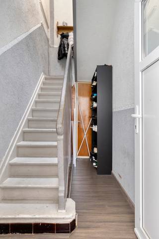 Vooraan bevindt zich de woning (139m²), achteraan een magazijn (260m²) met bijhorende burelen (38m²) en stockage op het verdiep (38m²). Ideaal voor ondernemers die op zoek zijn naar een praktische all-in-one locatie.<br /><br /><strong>Indeling:</strong><br />Aan de straatzijde bevindt zich de woning met op het gelijkvloers 2 slaapkamers en 1 badkamer. Op de eerste verdieping is er een ruime leefruimte met open keuken, 2 extra slaapkamers, een badkamer, wasberging en apart toilet.<br /><br />Via een doorgang onder de woning bereik je het magazijn van ca. 260 m², geschikt voor opslag of lichte activiteit. Aansluitend zijn er burelen van 38 m², met op de verdieping nog eens 38 m² stockageruimte.<br /><br /><strong>De buitenruimtes:</strong><br />De oprit en koer bieden ruimte voor parkeren, manoeuvreren of buitenstockage. De indeling laat een duidelijke scheiding toe tussen privé en professioneel gebruik.<br /><br /><strong>Bijzonderheden:</strong><br />Woning met 4 slaapkamers en 2 badkamers.<br />Magazijn van 260 m² met burelen.<br />Dak &amp; achtergevel geïsoleerd (2023).<br />EPC-score woning: C – 207 kWh/m²/jaar.<br />Praktische doorrit en buitenruimte.<br /><br /><strong>Ligging:</strong><br />Strategisch gelegen te Deurne-Noord met een vlotte verbinding naar de Ring en E313, en op wandelafstand van winkels, openbaar vervoer, scholen en horeca.