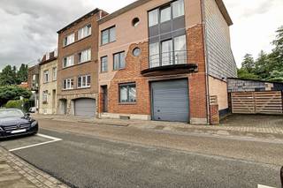 Knus appartement met staanplaats gelegen nabij het centrum van Tervuren. 1ste verdieping: inkomhal, apart toilet, 27m² woonkamer, ingerichte...