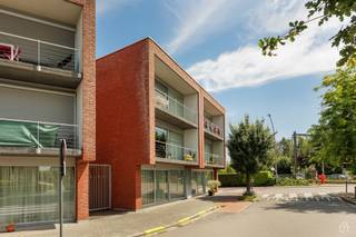 <p>Welkom in dit kwaliteitsvolle appartement van 110m² dat zo veel meer biedt dan alleen maar ruimte.</p><p>Met drie volwassen slaapkamers, een praktische badkamer en een open leefruimte creëert dit appartement de perfecte balans tussen functionaliteit en elegantie. De woonkamer is een ware eyecatcher met zijn warme vloertinten, grote ramen die volop natuurlijk licht binnenlaten en een zeer moderne atmosfeer die direct indruk maakt.</p><p>De keuken is een droomruimte voor iedereen die graag kookt. Uitgerust met hoogwaardige apparatuur, biedt ze alle gemakken voor culinaire creaties. De grijze en crème tinten zorgen voor een verfijnd, professioneel uiterlijk.</p><p>De slaapkamers variëren van zeer ruim tot intiem, elk met voldoende ruimte voor meubilair en personalisatie. De badkamer is modern en voorzien van alle nodige faciliteiten.</p><p>Dit appartement bevindt zich vlakbij de dorpskern van Hombeek, een charmante gemeente met uitstekende verbindingen en groen. De ligging biedt het beste van beide werelden: rustige, residentiële omgeving met vlotte bereikbaarheid van voorzieningen, scholen en openbaar vervoer.</p><p>Deze woning is ideaal voor gezinnen of professionals die naar een comfortabele, goed onderhouden plek zoeken. Met zijn moderne afwerking, energie-efficiënte kenmerken, met Airco en geluidswerende ramen, inclusief autostaanplaats (!) is dit een investering in kwaliteit voor het leven.</p><p>Uw unieke kans? Bel dan NU voor uw afspraak: 0494.12.01.01 OOK voor gratis schattingen !</p>