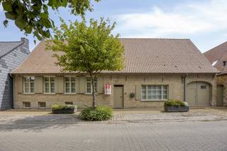 Op een grondoppervlakte van 1.700m² vinden we deze ruime woning te koop. Gelegen in het rustige Beauvoorde doch slechts op een boogscheut van...